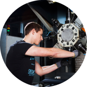 Junger Mann arbeitet an Maschine Junger Mann arbeitet an Maschine