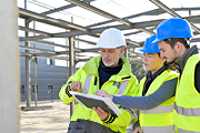 Besprechung von Technikern auf einer Baustelle Besprechung von Technikern auf einer Baustelle